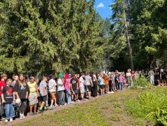 Торжественная линейка поднятия флагов в лагере: начало новой недели