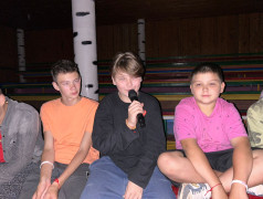 Тёплые слова и свет свечей: в лагере прошла последняя общая свечка смены