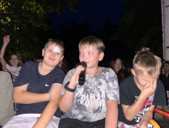 Тёплые слова и свет свечей: в лагере прошла последняя общая свечка смены