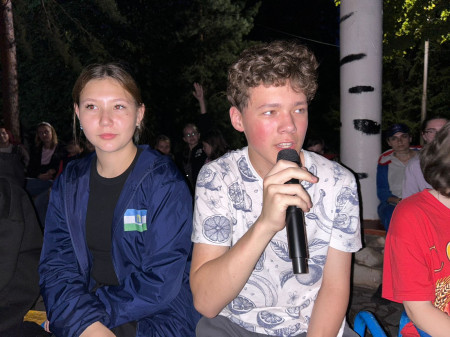 Тёплые слова и свет свечей: в лагере прошла последняя общая свечка смены