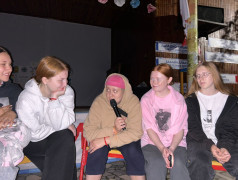 Тёплые слова и свет свечей: в лагере прошла последняя общая свечка смены