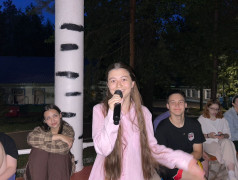 Тёплые слова и свет свечей: в лагере прошла последняя общая свечка смены