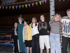 Тёплые слова и свет свечей: в лагере прошла последняя общая свечка смены