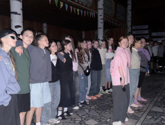 Тёплые слова и свет свечей: в лагере прошла последняя общая свечка смены