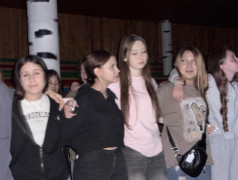 Тёплые слова и свет свечей: в лагере прошла последняя общая свечка смены