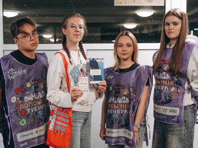 Подростки помогают тренерам