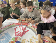 В лагере "Огоньки" прогремела "Платформа №7": железнодорожная слава и семейные ценности в настольном формате!