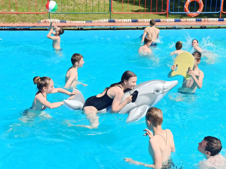 Лето, солнце и бассейн - основа закаливания детей в лагере 