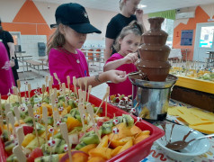 СЛАДКОЕ ПУТЕШЕСТВИЕ: КАК &laquo;ТВЕРЦА&raquo; НА ШОКОЛАДНОМ ЭКСПРЕССЕ В ДЕТСТВО УМЧАЛА!