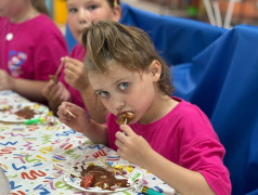 СЛАДКОЕ ПУТЕШЕСТВИЕ: КАК &laquo;ТВЕРЦА&raquo; НА ШОКОЛАДНОМ ЭКСПРЕССЕ В ДЕТСТВО УМЧАЛА!