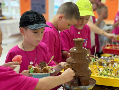 СЛАДКОЕ ПУТЕШЕСТВИЕ: КАК &laquo;ТВЕРЦА&raquo; НА ШОКОЛАДНОМ ЭКСПРЕССЕ В ДЕТСТВО УМЧАЛА!