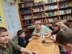 Благородная акция: дети плетут браслеты выживания для воинов СВО