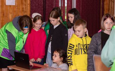 Тин-лига на передовой "Железнодорожной игротеки": Подростки в роли помощников тренера зажигают сердца юных исследователей!