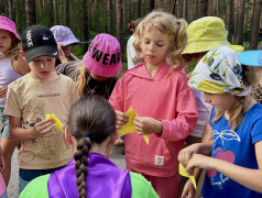 Первый день в лагере, ребята знакомятся друг с другом 