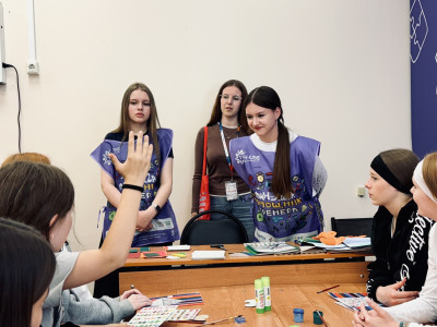 Подростки помогают тренерам