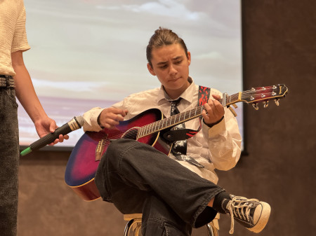 «Фабрика изумрудов: драгоценности лагеря» — яркое шоу талантов в «Алёнушке»!