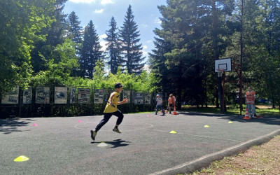 Подростки Тин-лиги становятся помощниками спортивных инструкторов в летнем лагере