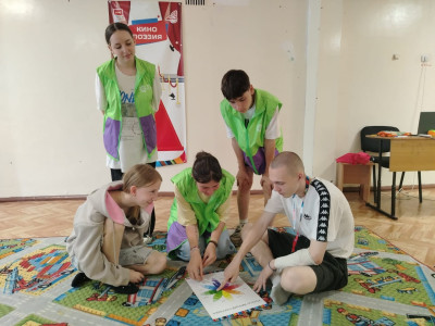 Подростки помогают тренерам