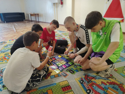 Подростки помогают тренерам