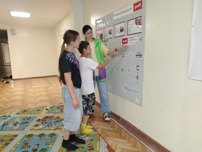 Подростки помогают тренерам