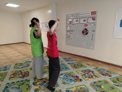 Подростки помогают тренерам