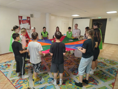 Подростки помогают тренерам