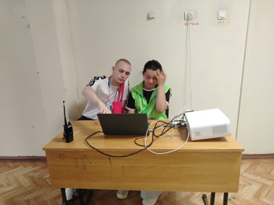 Подростки помогают тренерам