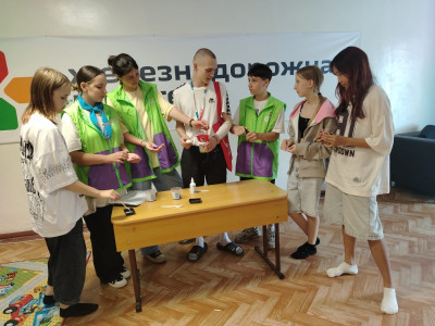 Подростки помогают тренерам