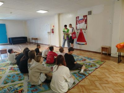 Подростки помогают тренерам