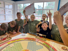 Новая смена, новые участники. Жители Страны железных дорог сыграли в игру "Платформа №7"