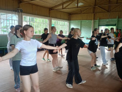 Танцуют все!