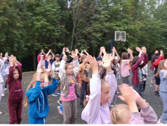 УТРО БОДРОЕ В СПОРТИВНОМ ЛАГЕРЕ: ЗАРЯДКА ДЛЯ ВСЕХ!