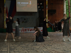 Цветы на поле боя. Вечер памяти на эстраде лагеря