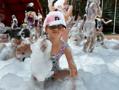 Жара вернулась в Сибирь: в Заслоновграде прошла грандиозная пенная вечеринка!
