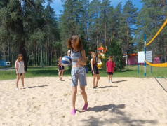 Готовы к борьбе! Стартовали соревнования по пионерболу и футболу
