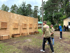 Юноши ДОЛ "Зелёный огонек" ЮВЖД осваивают искусство метания ножей!