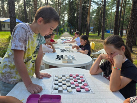 Кто кого? Турнир по шашкам и настольному теннису в ДОЛ 