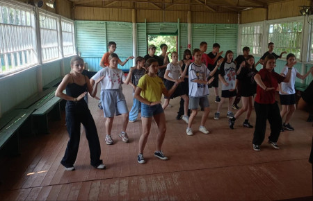 Танцуют все!