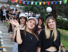 Утренняя линейка в ДОЛ "Бештау" начинается под гимн Страны железных дорог