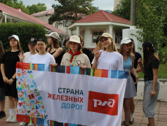 Утренняя линейка в ДОЛ "Бештау" начинается под гимн Страны железных дорог