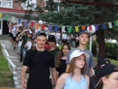 Утренняя линейка в ДОЛ "Бештау" начинается под гимн Страны железных дорог