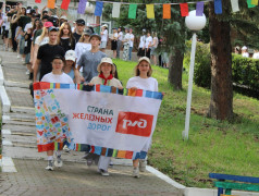 Утренняя линейка в ДОЛ "Бештау" начинается под гимн Страны железных дорог