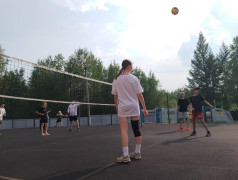 Игра в пионербол между 1 и 2 отрядом