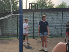 Игра в пионербол между 1 и 2 отрядом