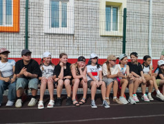 Игра в пионербол между 1 и 2 отрядом