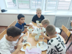 Наша столовая и мы в ней сытые и довольные. ДОЛ "Бштау"