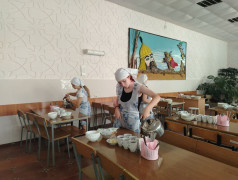 Наша столовая и мы в ней сытые и довольные. ДОЛ "Бштау"