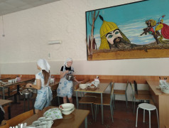 Наша столовая и мы в ней сытые и довольные. ДОЛ "Бштау"