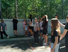 Спортивные баталии: эстафета между 1 и 2 отрядами