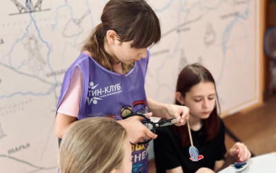 Подростки из Тин-лиги стали помощниками тренеров в детском лагере &laquo;Сахареж&raquo;: опыт, который вдохновляет